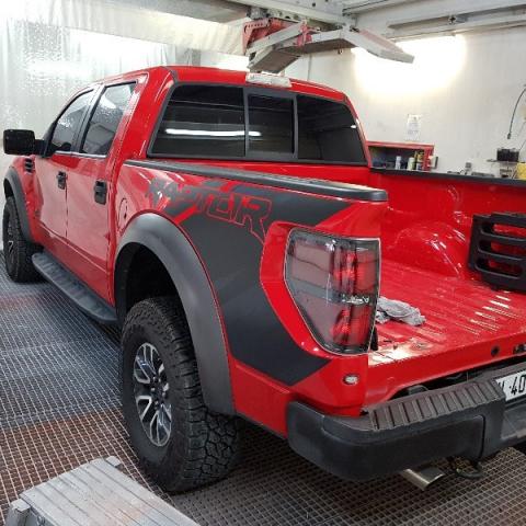 Peinture U-POL Raptor sur la benne d'un véhicule made in USA par votre Carrosserie AUTOLUB