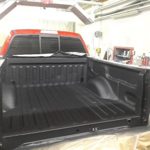 Peinture U-POL Raptor sur la benne d'un véhicule made in USA par votre Carrosserie AUTOLUB
